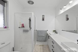 12 Greenbank Dr, Mooroolbark VIC 3138, Australia