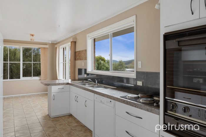 33 Kunama Dr, Kingston Beach TAS 7050, Australia