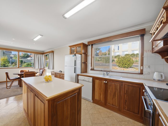53 Lipscombe Ave, Sandy Bay TAS 7005, Australia