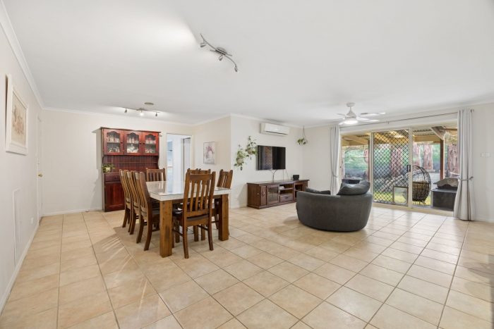 9 Macadamia Cl, Jerrabomberra NSW 2619, Australia
