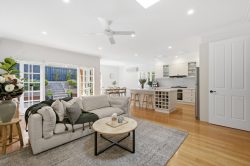 82 Murray Dr, Burwood VIC 3125, Australia