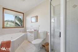 5 Cider Gum Dr, Blackmans Bay TAS 7052, Australia