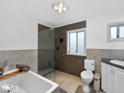 10 Erle St, Carlton River TAS 7173, Australia