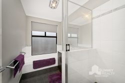129 Macquarie Dr, Australind WA 6233, Australia