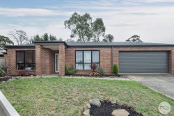 14 Muller Ct, Mount Clear VIC 3350, Australia