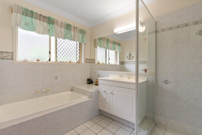 14 Kinross Cl, Banora Point NSW 2486, Australia