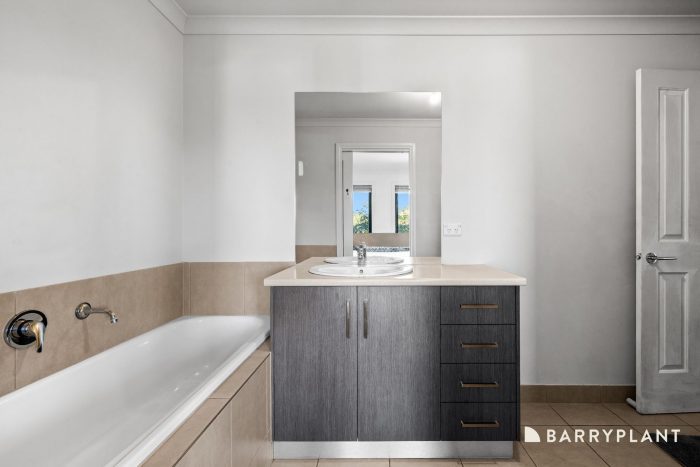 Unit 1/104 William St, St Albans VIC 3021, Australia