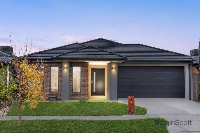 12 Bamburgh St, Werribee VIC 3030, Australia