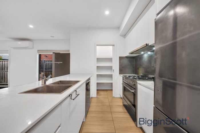 12 Bamburgh St, Werribee VIC 3030, Australia