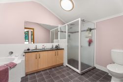 8 Eagle Beach Parade, Dundowran Beach QLD 4655, Australia