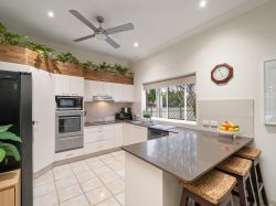 17 Castle Hill Dr, Murrumba Downs QLD 4503, Australia