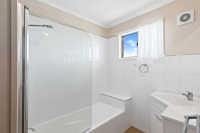 2 Jacaranda Dr, Torquay QLD 4655, Australia