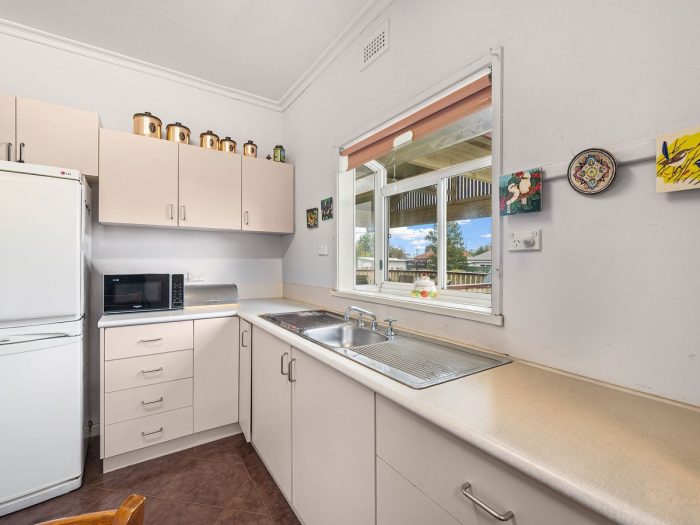 7 Kokoda Ave, Hamilton VIC 3300, Australia