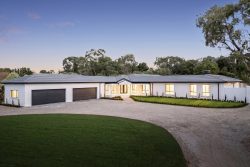 4 Laffan Cl, Wallan VIC 3756, Australia
