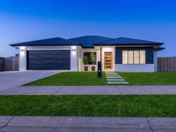 70 Parker Rd, Cannonvale QLD 4802, Australia