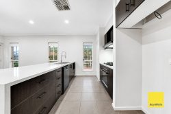 10 Red Robin Rd, Truganina VIC 3029, Australia