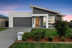 7 Richard Charles Dr, Kawungan QLD 4655, Australia