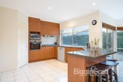 62 Lake Gardens Ave Lake Gardens VIC 3355 Australia