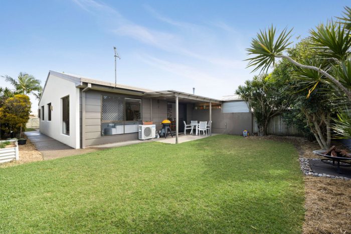 Unit 2/5 Caldwell St Golden Beach QLD 4551 Australia