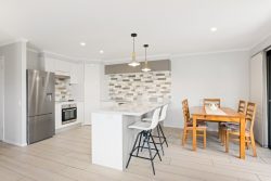 Unit 2/5 Caldwell St Golden Beach QLD 4551 Australia