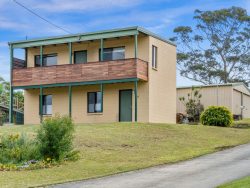 13 Torquay Dr Lake Tabourie NSW 2539 Australia
