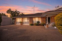 10 Olive Kari Cl, Kariong NSW 2250, Australia