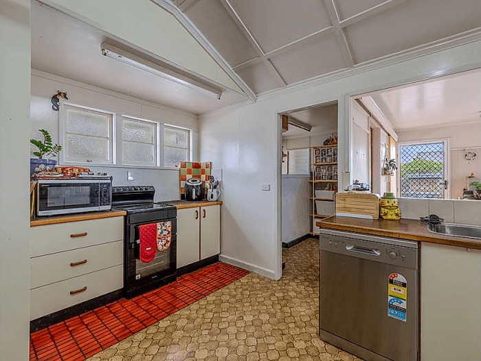 18 Bramston St Gladstone Central QLD 4680 Australia