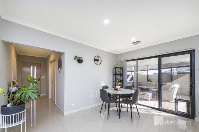 7 Midgegooroo St Ellenbrook WA 6069 Australia