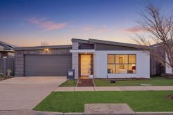11 Helmrich St Moncrieff ACT 2914 Australia