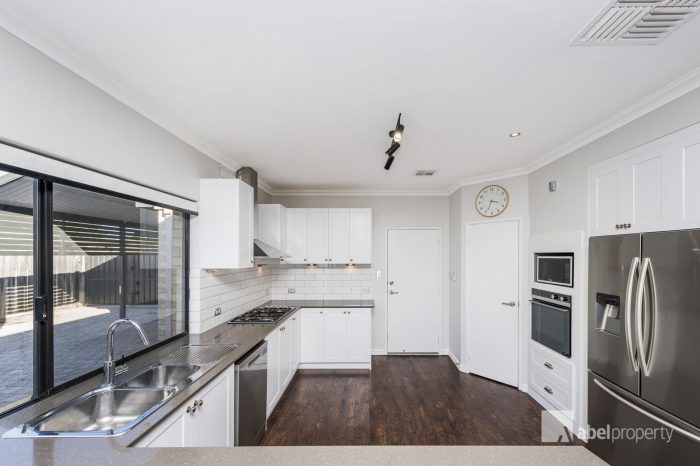 10 Shipton Ln The Vines WA 6069 Australia