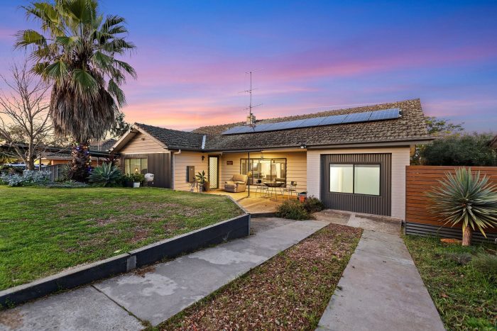 17 Smalley St California Gully VIC 3556 Australia