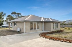 17 Anbria Dr White Beach TAS 7184 Australia