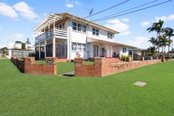405 Oxley Ave Redcliffe QLD 4020 Australia