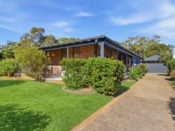 4 Waratah St Bateau Bay NSW 2261 Australia