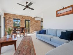 4 Waratah St Bateau Bay NSW 2261 Australia