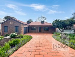 15 Ford St Beechworth VIC 3747 Australia