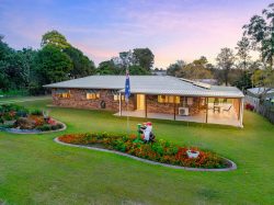41 Rocklea Dr Southside QLD 4570 Australia