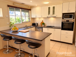 70 Remington Dr Glen Waverley VIC 3150, Australia