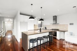 124 Chirnside St Kingsville VIC 3012, Australia