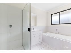 6 Georgia Dr Parkhurst QLD 4702, Australia