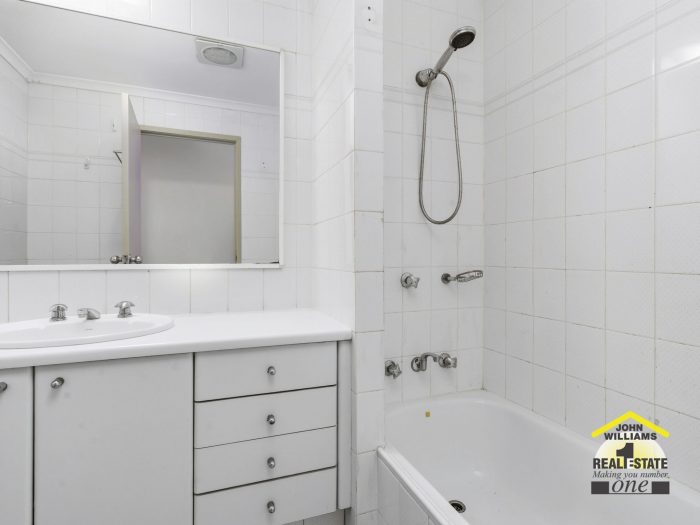Unit 3/2 Frank Oliveri Dr Chipping Norton NSW 2170, Australia
