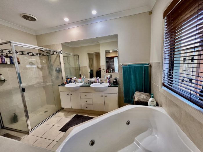 14 Ken Cres Helensvale QLD 4212, Australia