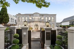 40 Monomeath Ave Canterbury VIC 3126, Australia