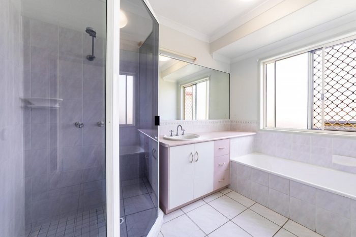 12 Percy Ct Glenella QLD 4740, Australia
