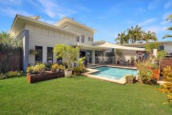 2/4 Stephanie Cl Mudjimba QLD 4564, Australia