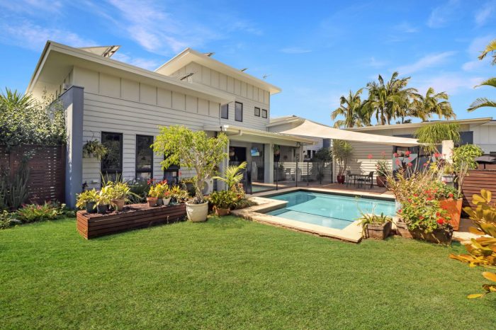 2/4 Stephanie Cl Mudjimba QLD 4564, Australia