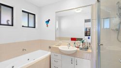 2/4 Stephanie Cl Mudjimba QLD 4564, Australia